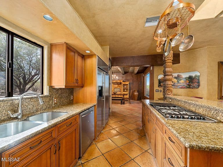 5579 N Park Ridge Pl photo 3