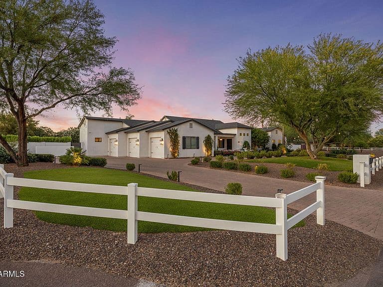 8108 E DESERT COVE Avenue photo 4