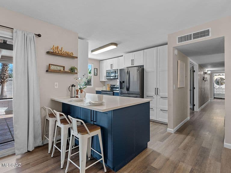 450 N Bedford Dr photo 3