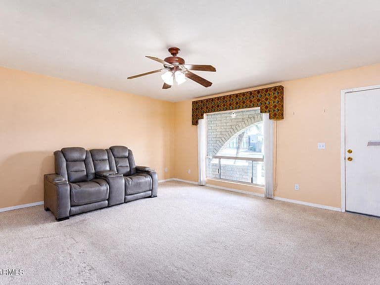 2336 E WALTANN Lane photo 3