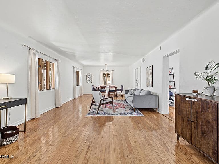 2221 N LAUREL Avenue photo 4