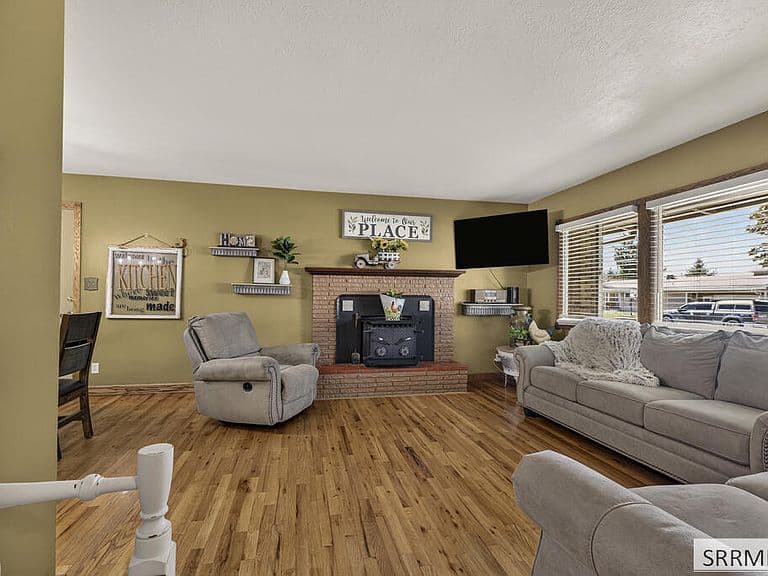 800 Hansen Ave photo 4