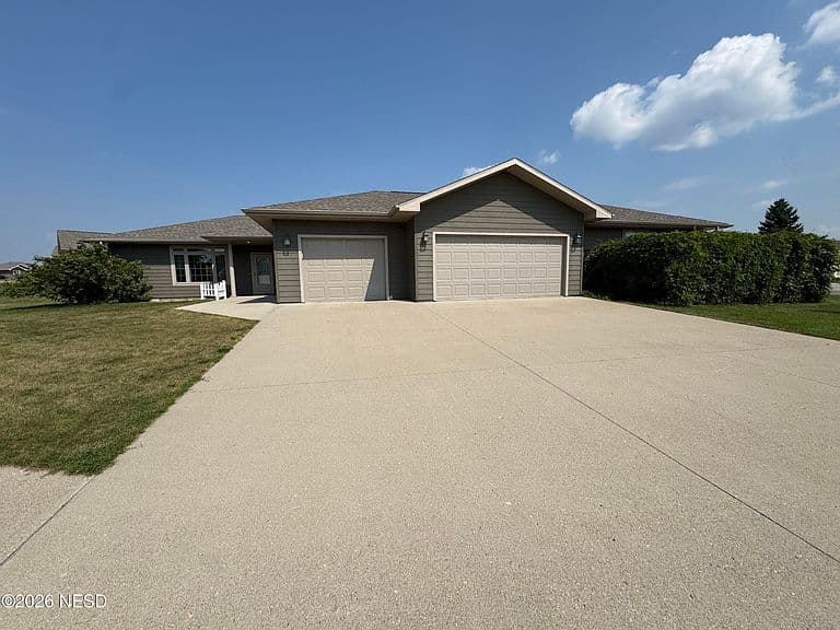 1008 Oak Dr NE photo 2