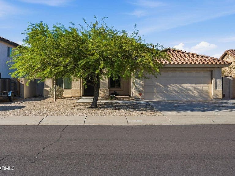 10760 W LOUISE Drive photo 1