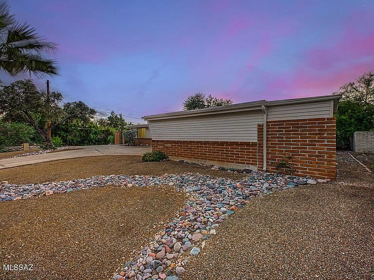 333 N Alandale Ave photo 3