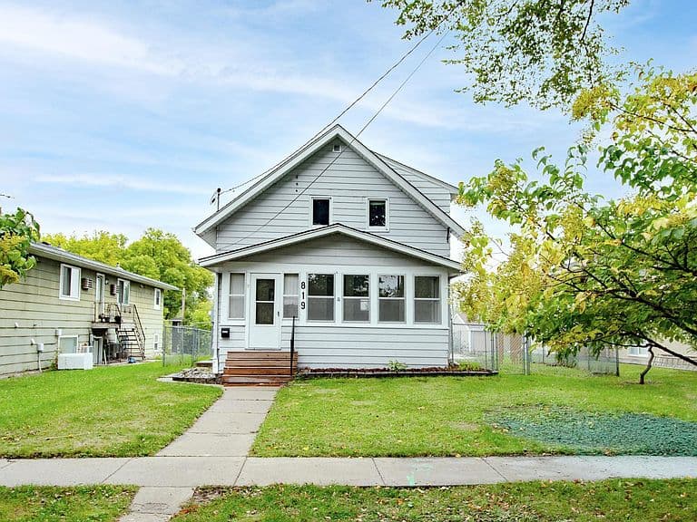 819 1st St N photo 1