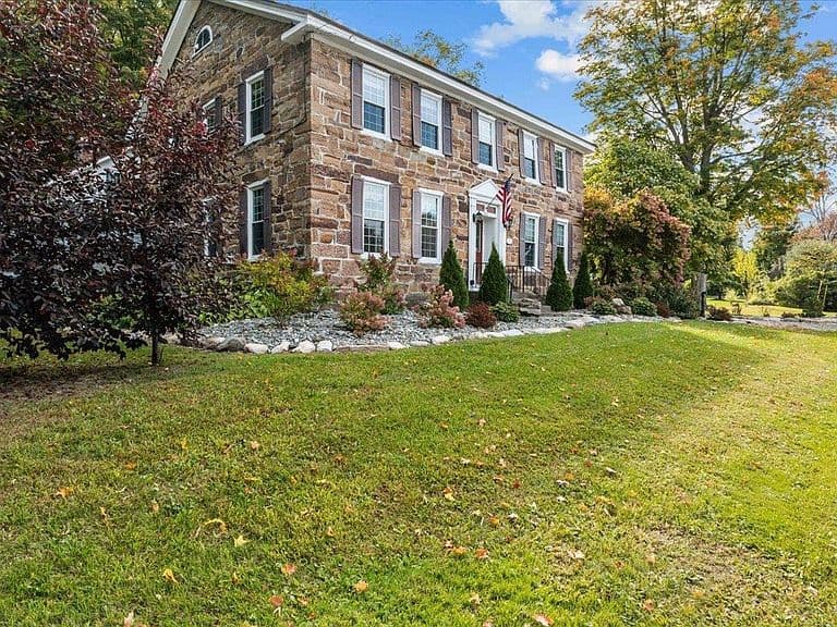 383 St. Albans Road photo 2