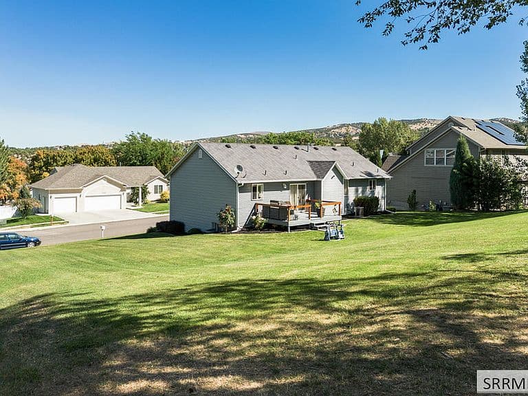 2387 Gail Dr photo 2