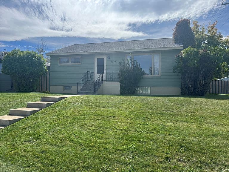 1329 Leslie Ave photo 1