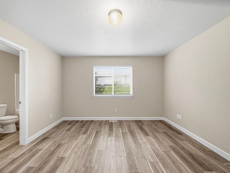 2059 Eureka Ave photo 4