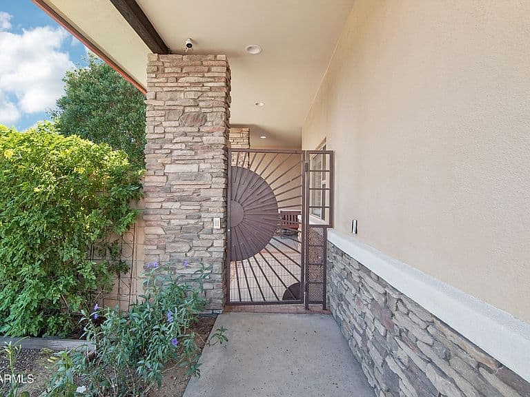 1435 E RANCHO Drive photo 5