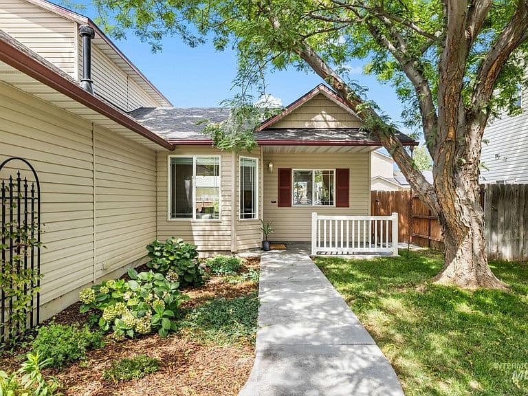 10570 Gossamer Ct photo 3