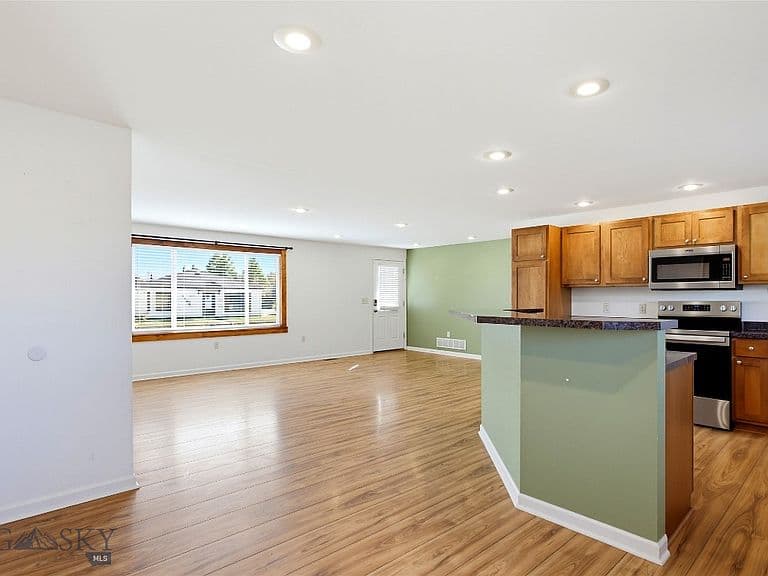 1355 Texas Ave photo 3