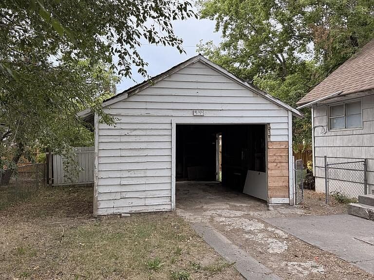 944 Poulson St photo 2