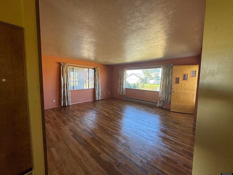 1556 Circle Way photo 4