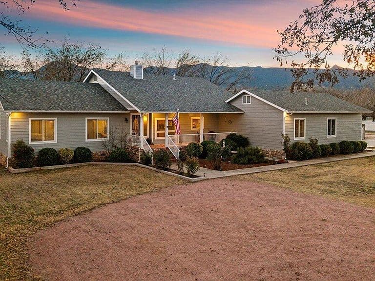 327 E QUARTERHORSE Lane E photo 1