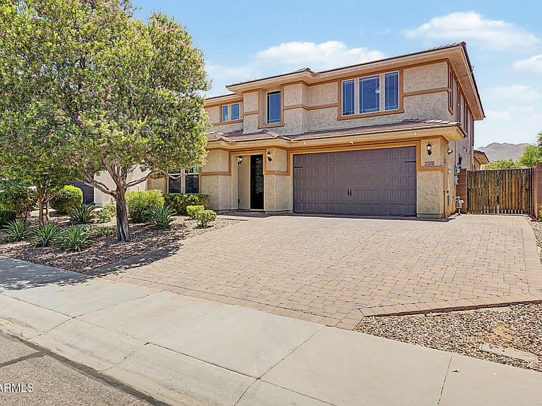 2707 E DANIEL Drive photo 2