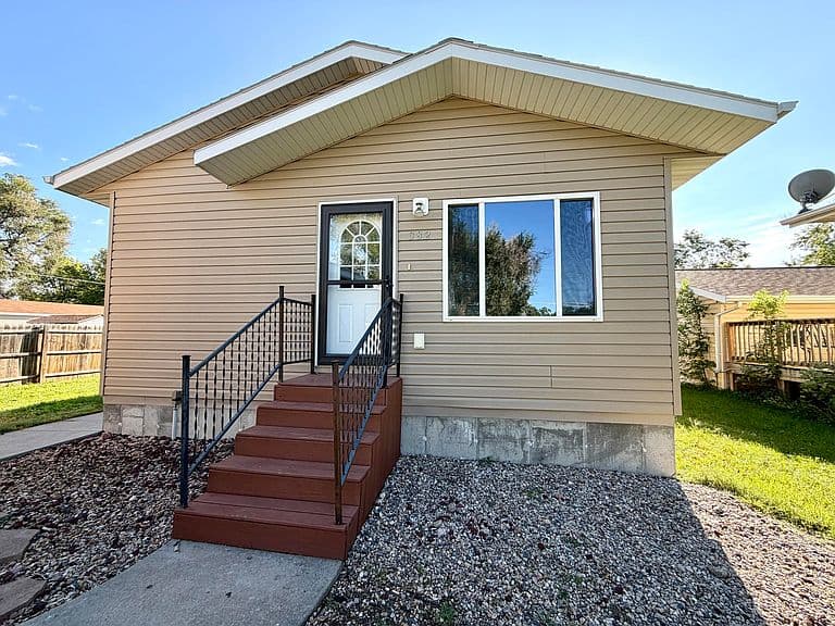 382 Mellette Ave SW photo 2