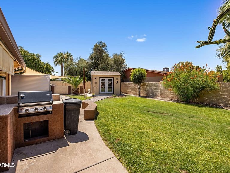 611 E CANTERBURY Lane photo 3