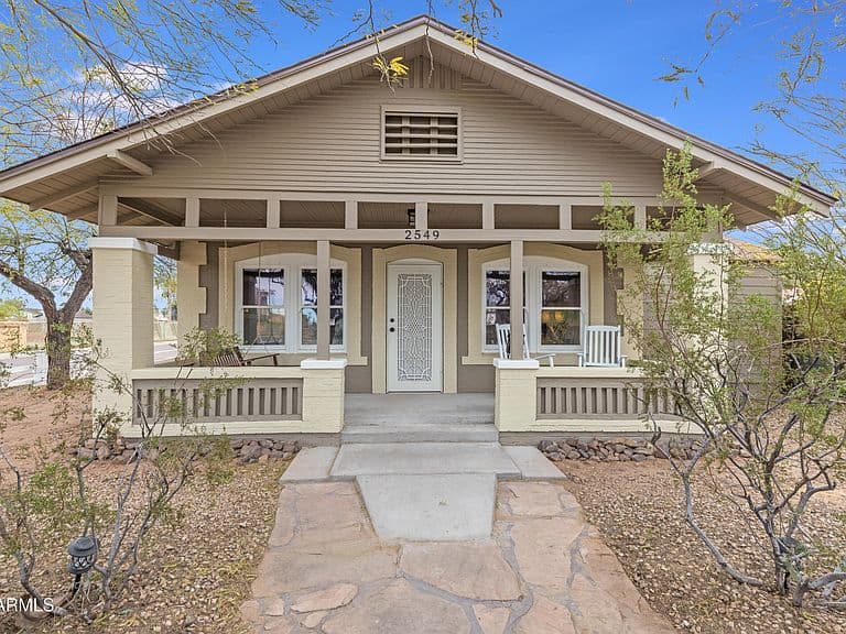 2549 N Mitchell St photo 1