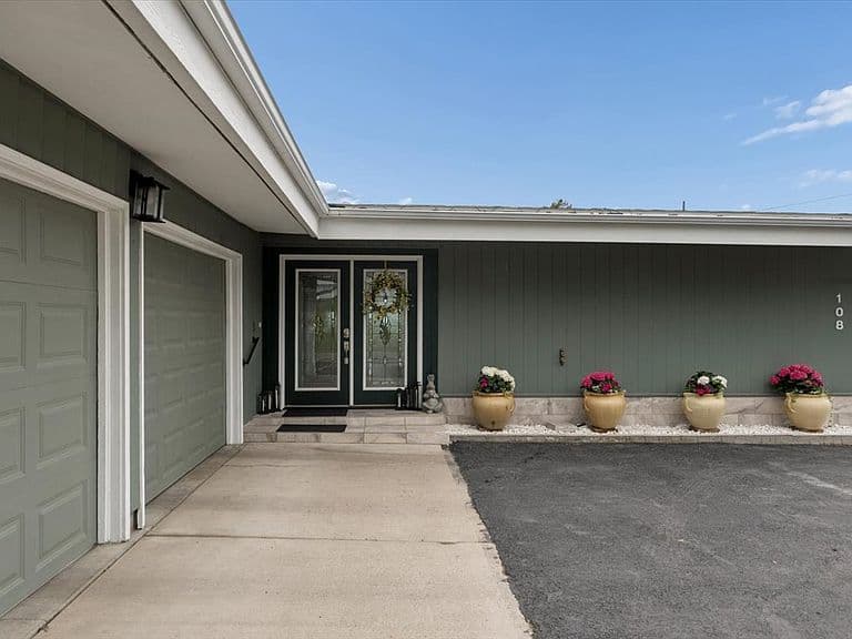 108 Charlotte Ave photo 3