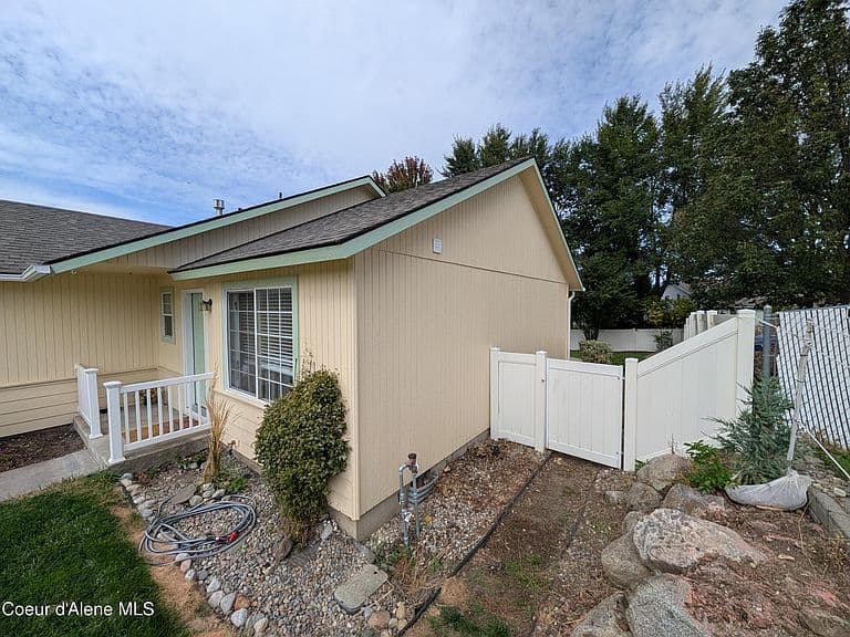 1465 E Stockman Ave photo 3