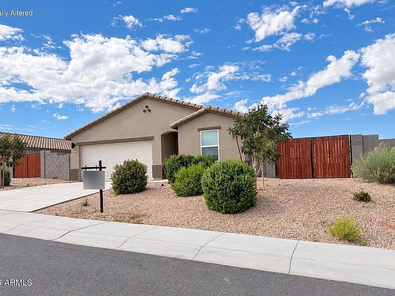 930 LOGAN Way photo 3