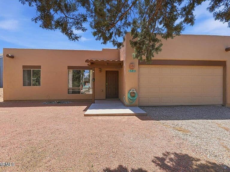 4735 E Valley Lane photo 1