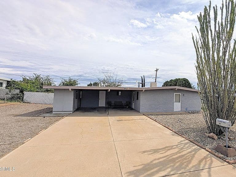 301 PINE TREE Drive photo 2