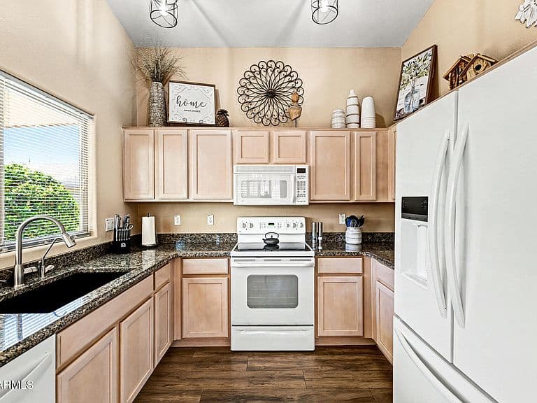 3609 E HAZELTINE Way photo 4