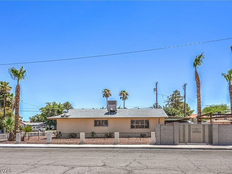 2100 Sundale St photo 3