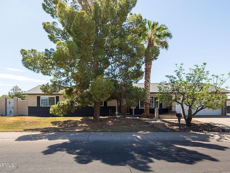 8607 W Earll Drive photo 1