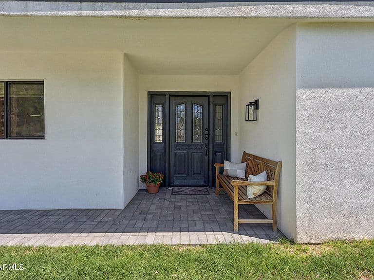 504 W HARMONT Drive photo 4