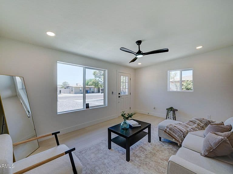 1306 W BROWN Street photo 3