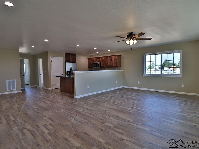 1193 Van Pl photo 3
