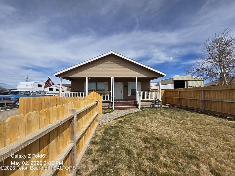 16 Maxwell Ave photo 2