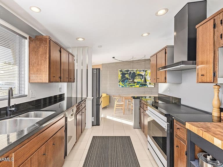 1318 W Glenn Dr photo 5