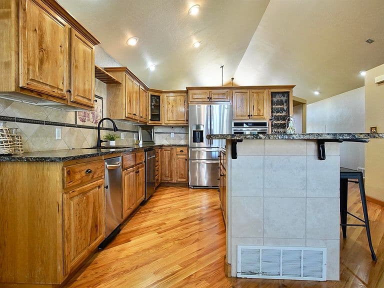 123 Riverbend Rd photo 3