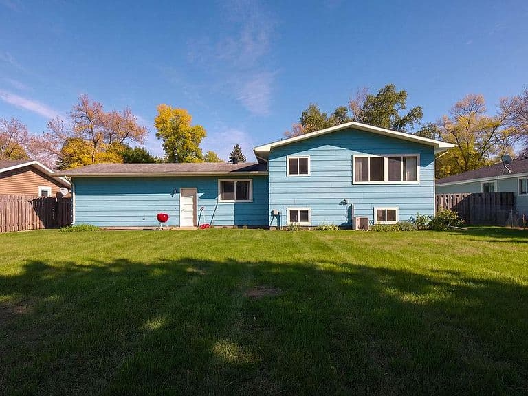 2844 Longfellow Rd N photo 3