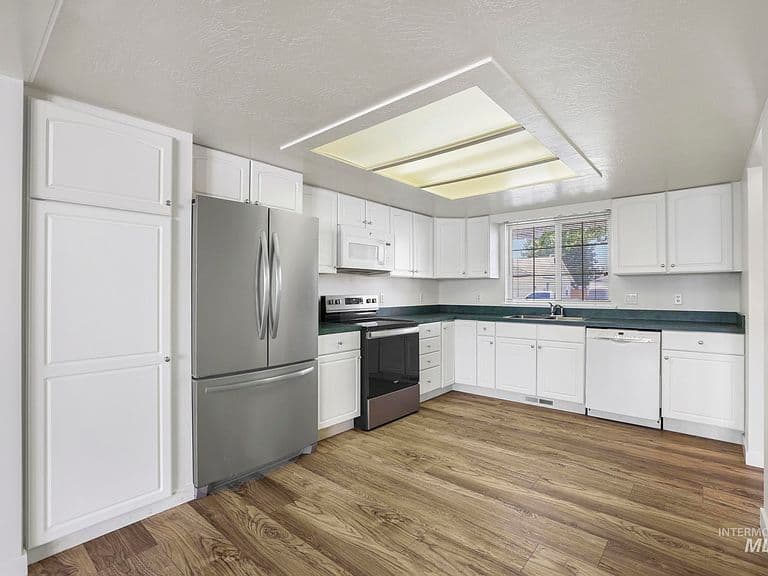 378 Eric Ct photo 5