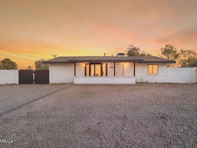 1124 W COCHISE Drive photo 1