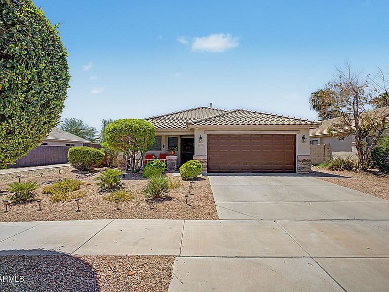 15777 W LATHAM Street photo 1