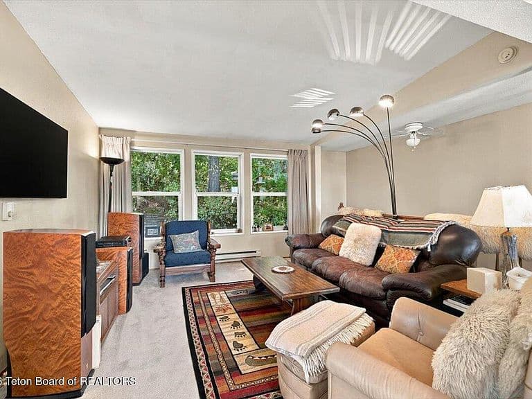 440 Wister Ave photo 5