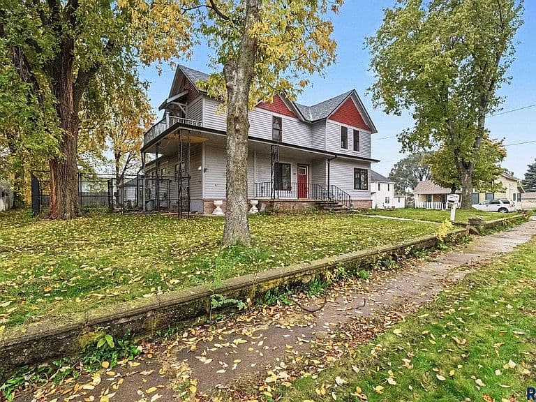 329 W 4th St photo 2