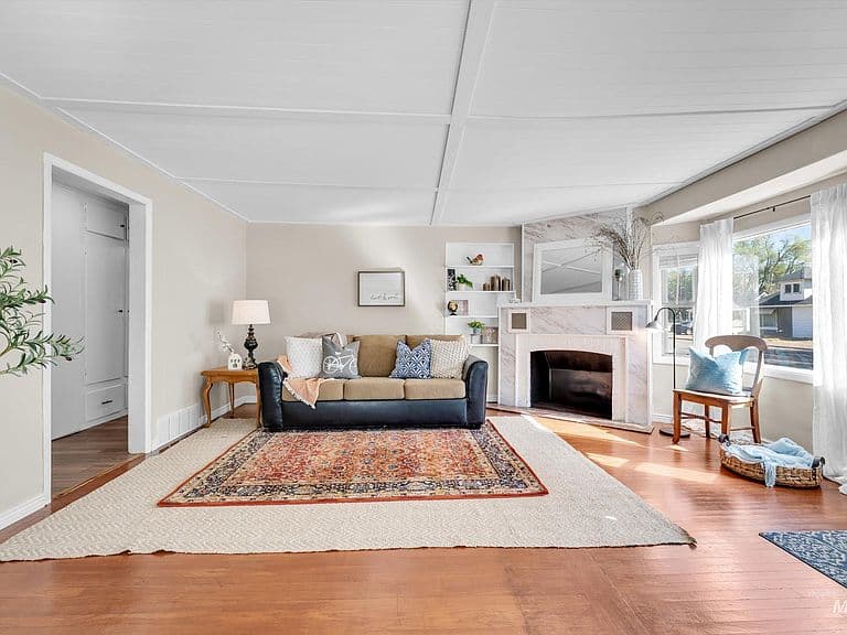 285 N Alton Ave photo 4