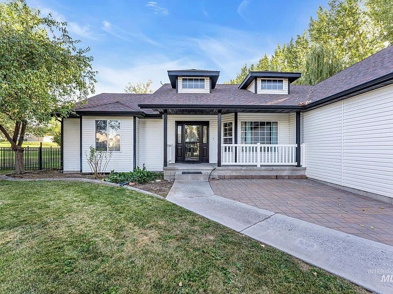 2560 Spruceridge Cir photo 2
