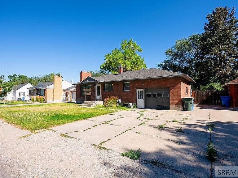 634 W Pine St photo 2