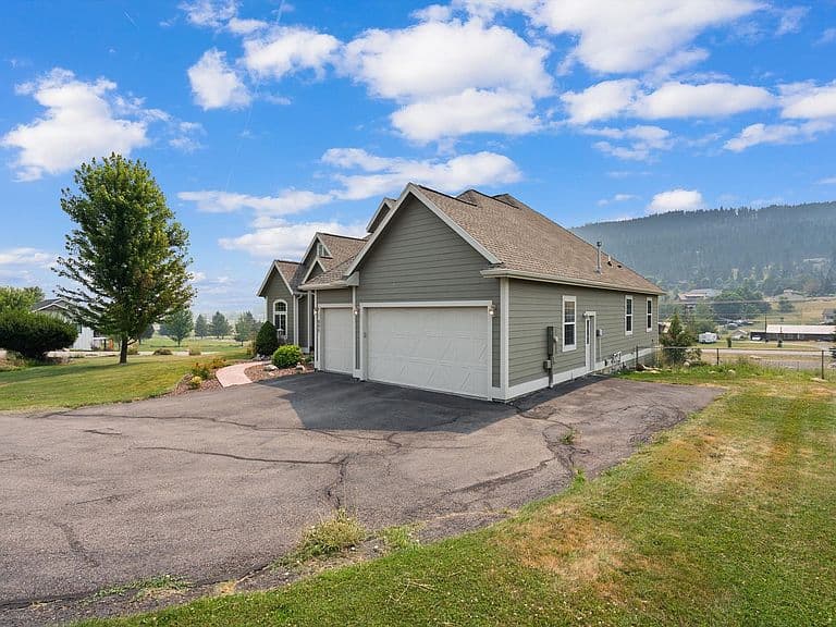 605 Stoneridge Dr photo 3