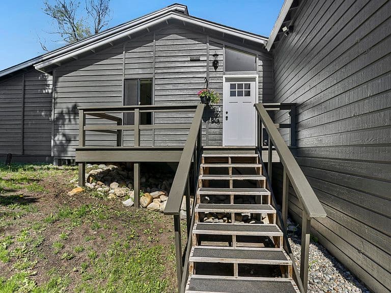 1150 Creekside Dr photo 2