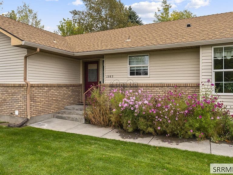 1565 Newman Dr photo 3